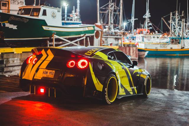 Mitsubishi Lancer Evolution bei Nacht